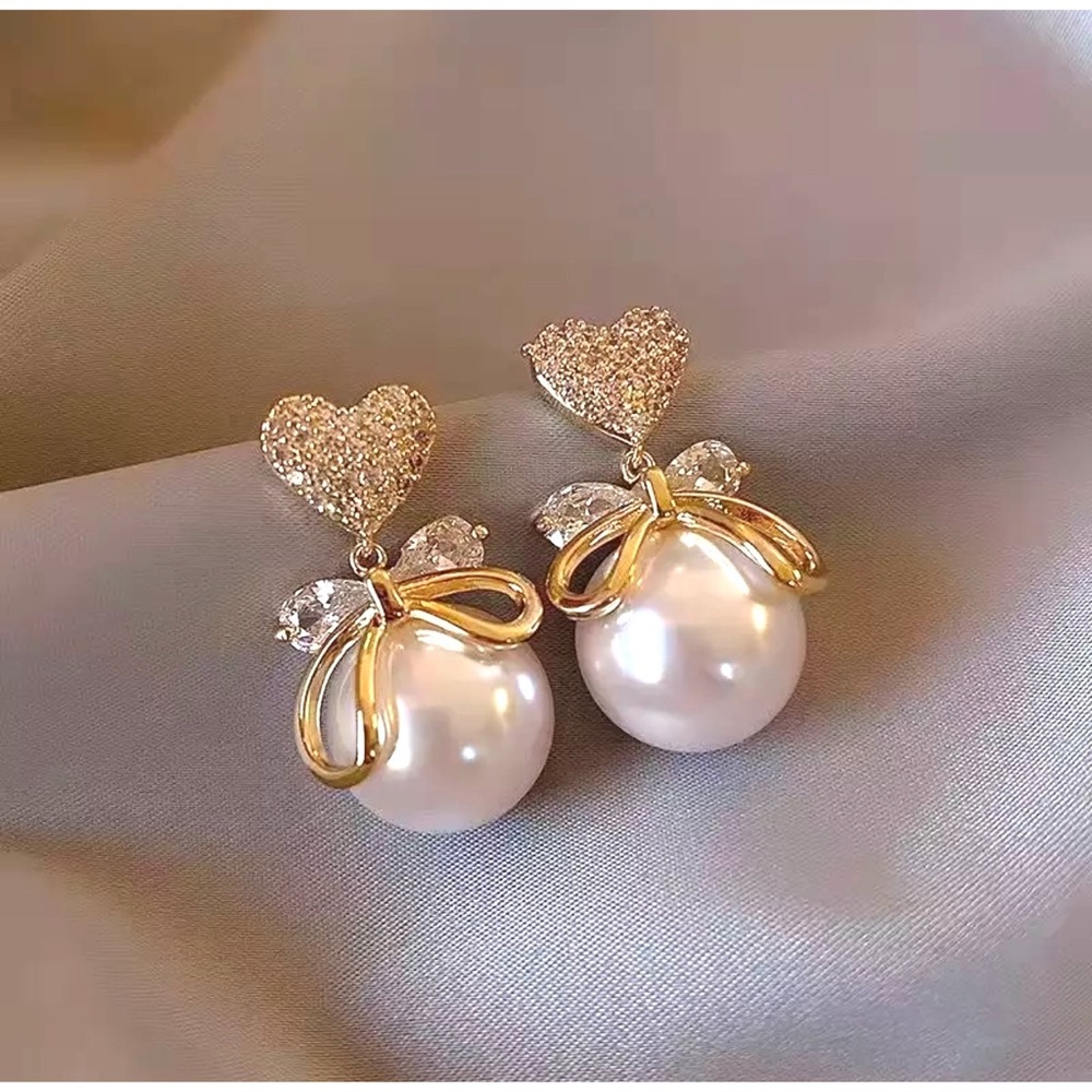 New White Zircon Heart with Pearl Drop Dangle Earrings - Picture 6 of 7